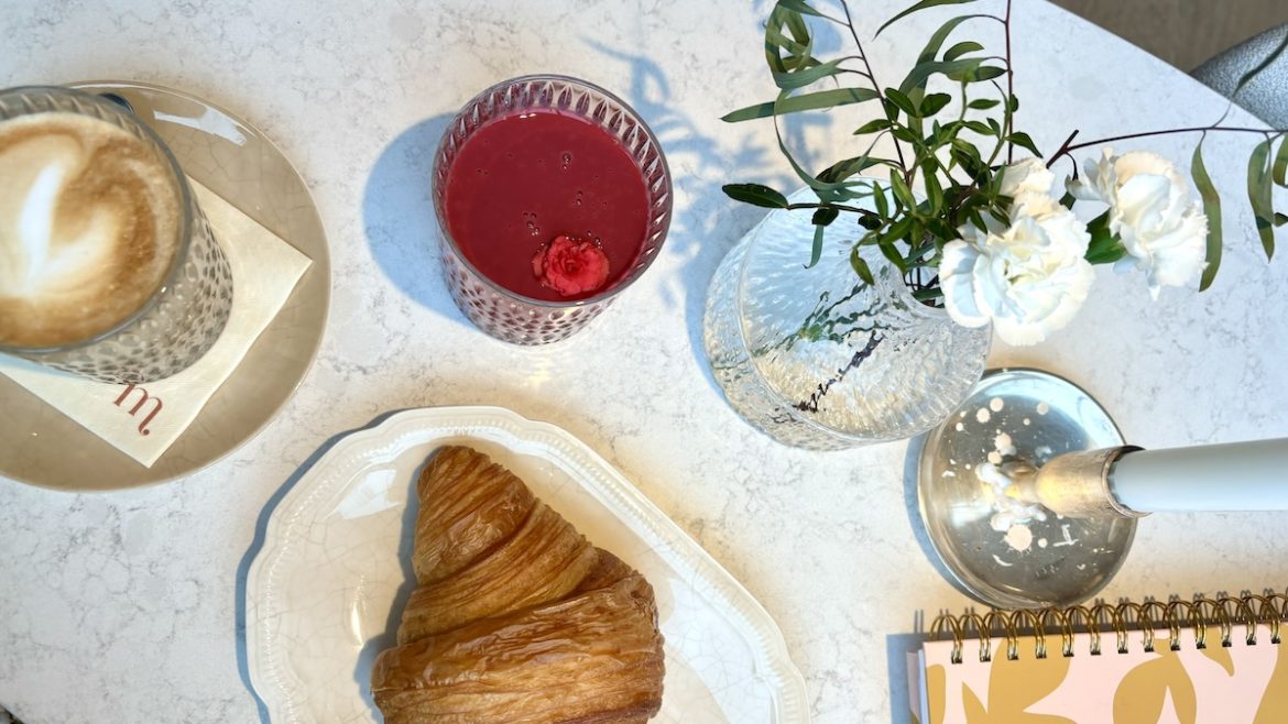 Kahvila, inspiraatio ja croissant x 3
